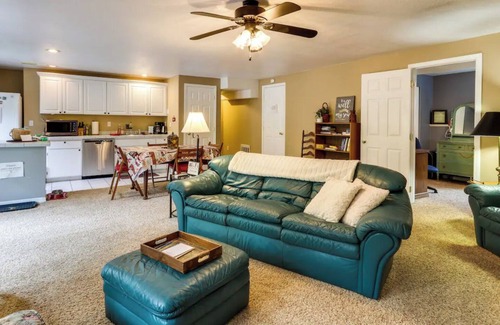 La Center Apartamento | Serene Guest Suite w/Forest View + Hot tub. Dog friendly.