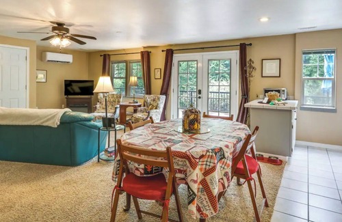 La Center Apartamento | Serene Guest Suite w/Forest View + Hot tub. Dog friendly.