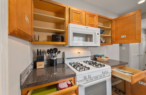 Rockhill Manor Casa | Serene Haven Retreat 2BR 1BTH in Holmes Rd KCMO