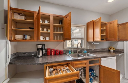 Rockhill Manor Casa | Serene Haven Retreat 2BR 1BTH in Holmes Rd KCMO