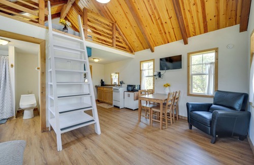 Fredericksburg Cabina | Serene Hill Country Cabin w/Deck Near Wineries!