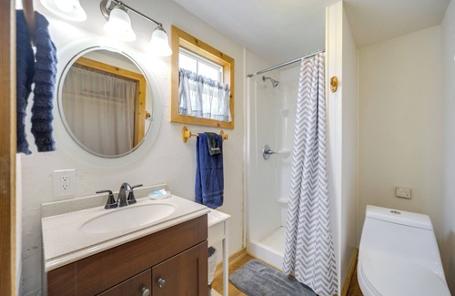 Fredericksburg Cabina | Serene Hill Country Cabin w/Deck Near Wineries!