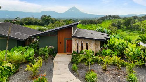 Monterrey Cabina | Serene Hills