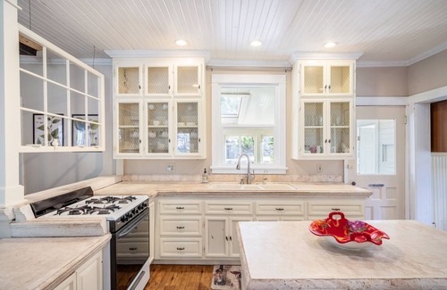 Flagstaff Cabaña | Serene Historic Cottage: Mountain Views, Hot Tub, Fire Pit, Fireplace, Snowbowl