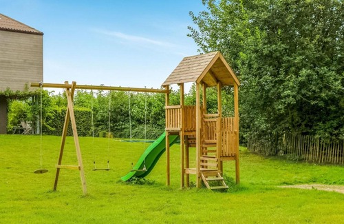 Alveringem Casa | Serene Holiday Home in Gijverinkhove with Terrace, Garden