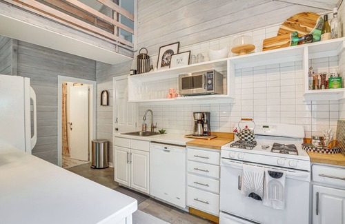 Holmes Cabaña | Serene Holmes Cottage Near Lakes & Trails!