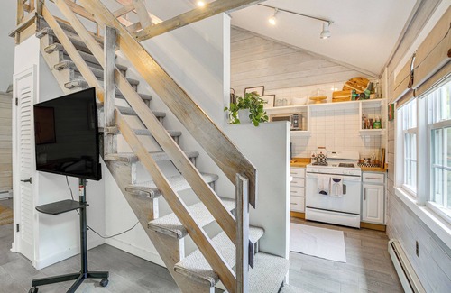Holmes Cabaña | Serene Holmes Cottage Near Lakes & Trails!