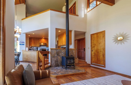 Black Butte Ranch Casa | Serene Home on Glaze Meadow - Black Butte Views - Hot Tub - Air Conditioning