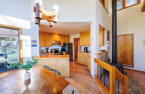 Black Butte Ranch Casa | Serene Home on Glaze Meadow - Black Butte Views - Hot Tub - Air Conditioning
