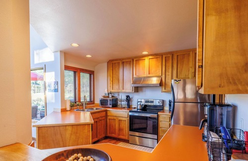 Black Butte Ranch Casa | Serene Home on Glaze Meadow - Black Butte Views - Hot Tub - Air Conditioning