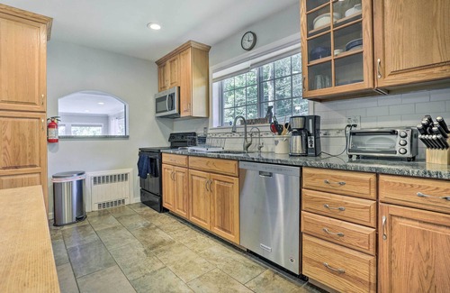 Hopatcong Casa | Serene Hopatcong Cottage w/ 50-Foot Dock!
