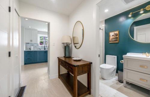 Dunbar Casa | Serene Kerrisdale Retreat, Private Room with Shared Amenities