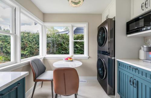 Dunbar Casa | Serene Kerrisdale Retreat, Private Room with Shared Amenities