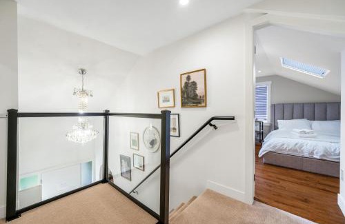 Dunbar Casa | Serene Kerrisdale Retreat, Private Room with Shared Amenities