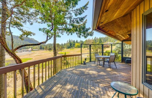 La Conner Casa | Serene La Conner Retreat with Fireplace and Deck!