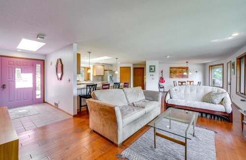 La Conner Casa | Serene La Conner Retreat with Fireplace and Deck!