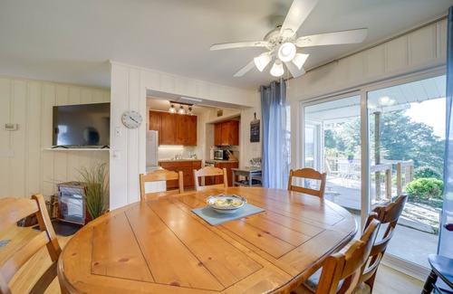 Lake Junaluska Apartamento | Serene Lake Junaluska Gem: Deck & Mountain Views