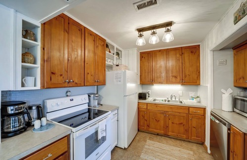 Lake Junaluska Apartamento | Serene Lake Junaluska Gem: Deck & Mountain Views