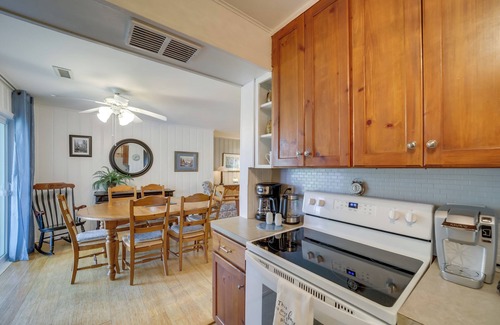 Lake Junaluska Apartamento | Serene Lake Junaluska Gem: Deck & Mountain Views