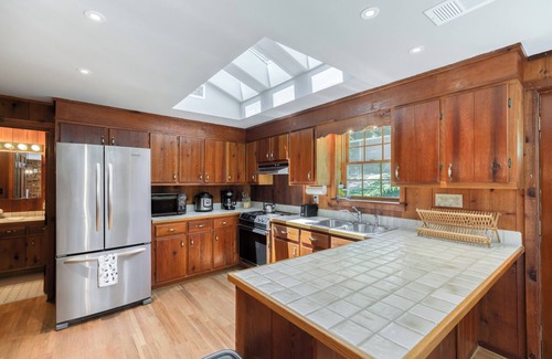 Gainesville Casa | Serene Lake Oasis ~ King Bed