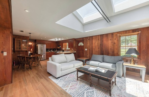 Gainesville Casa | Serene Lake Oasis ~ King Bed