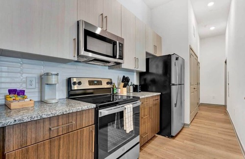 Clemson Apartamento | Serene Lake & Pool Retreat – 5 Min to College Ave Buzz!