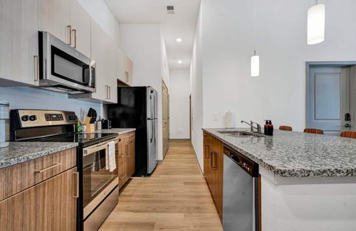 Clemson Apartamento | Serene Lake & Pool Retreat – 5 Min to College Ave Buzz!