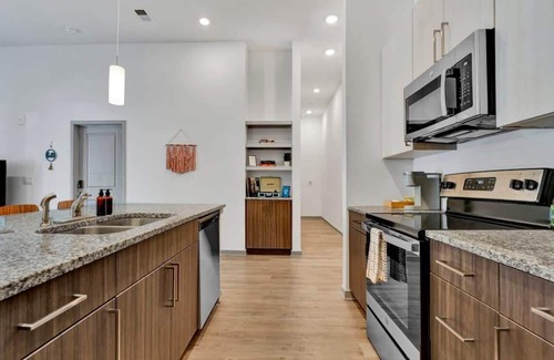 Clemson Apartamento | Serene Lake & Pool Retreat – 5 Min to College Ave Buzz!