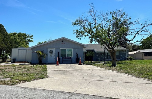 Spring Hill Apartamento | Serene Lake View-King Bed,Jacuzzi, K-ette,Parking, Wifi