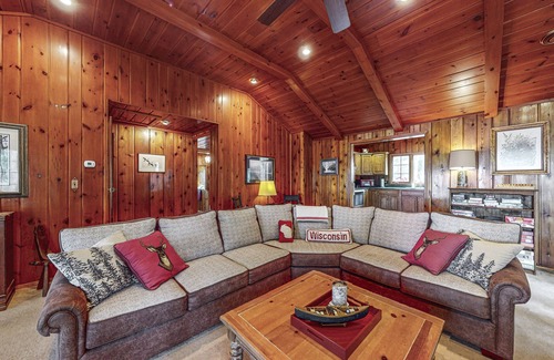 Boulder Junction Casa | Serene Lakefront Home w/ Wifi, docks, kayaks, gas grill, fire pit & more