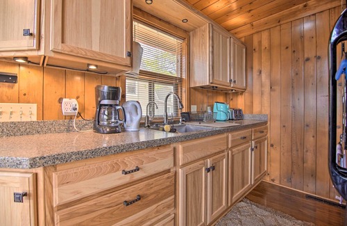 Twin Lakes Cabina | Serene Lakefront Escape: Boat Dock & Grill!