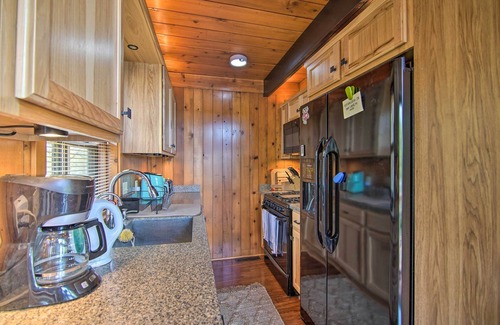 Twin Lakes Cabina | Serene Lakefront Escape: Boat Dock & Grill!