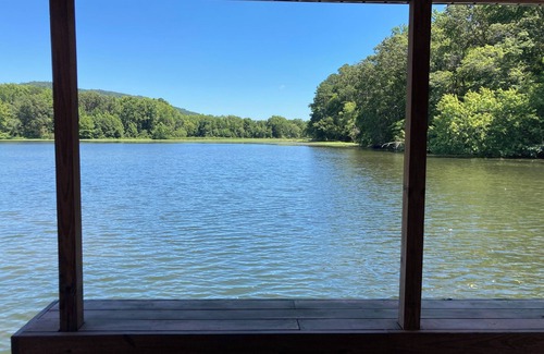 Scottsboro Casa | Serene lakefront home on Lake Guntersville with boat house & fishing from dock