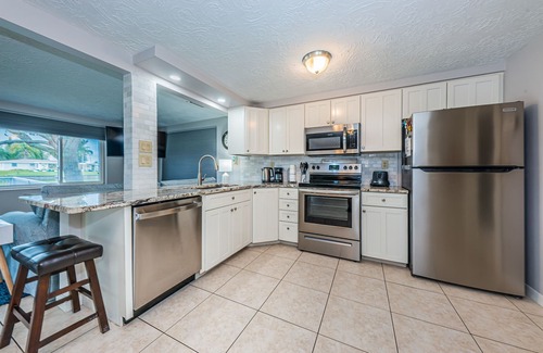 Aloha Gardens Casa | Serene Lakefront home in Tampa Bay, close to beaches and downtown Tarpon Springs