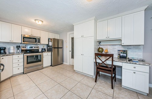 Aloha Gardens Casa | Serene Lakefront home in Tampa Bay, close to beaches and downtown Tarpon Springs