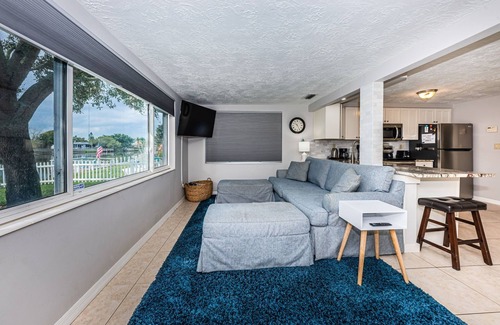 Aloha Gardens Casa | Serene Lakefront home in Tampa Bay, close to beaches and downtown Tarpon Springs