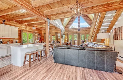 Saint Mary's Cabina | Serene Lakefront Cabin-St Mary's Glacier-Hot Tub