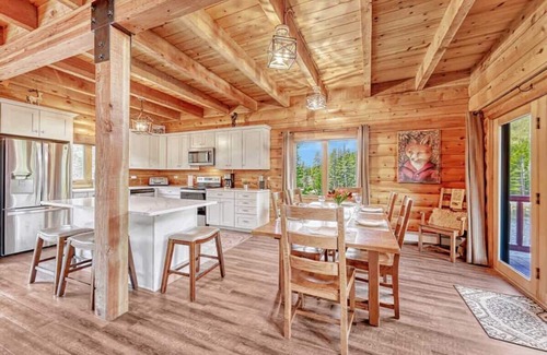 Saint Mary's Cabina | Serene Lakefront Cabin-St Mary's Glacier-Hot Tub
