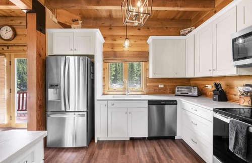 Saint Mary's Cabina | Serene Lakefront Cabin-St Mary's Glacier-Hot Tub