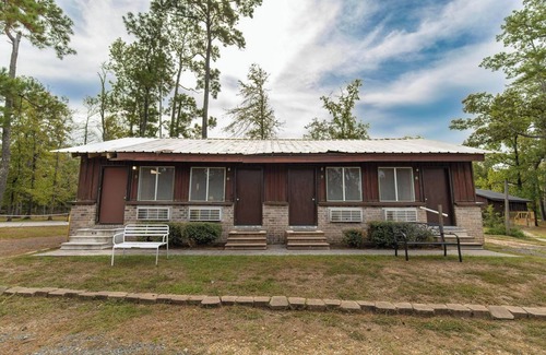 Dry Creek Cabina | Serene Lakeside Escape: Your Cabin Hideaway at Bundick Lake Retreat
