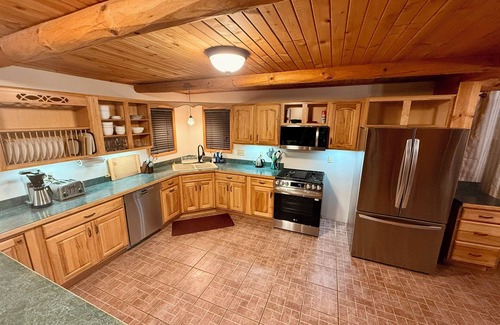 La Porte Cabina | Serene Log Cabin Forest Retreat - Across street from Pumpkin Patch and Orchard!