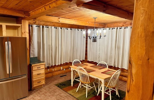 La Porte Cabina | Serene Log Cabin Forest Retreat - Across street from Pumpkin Patch and Orchard!