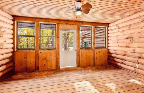 La Porte Cabina | Serene Log Cabin Forest Retreat - Across street from Pumpkin Patch and Orchard!