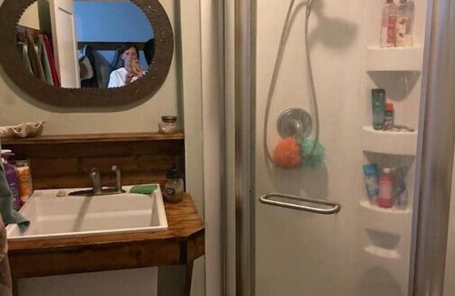 Paige Alquiler De RV | Serene Lotus Belle with salt water jacuzzi!