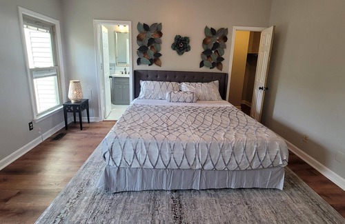 Calverton Casa | Serene, luxurious & cozy townhome with gym in quiet neighborhood near amenities!