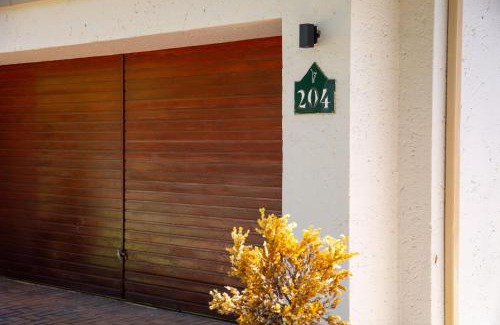 Hartbeespoort Apartamento | Serene Luxury at Amigo House