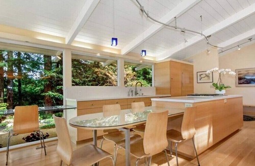 Monterey Ter Casa | Hogar sereno de mediados de siglo en Orinda