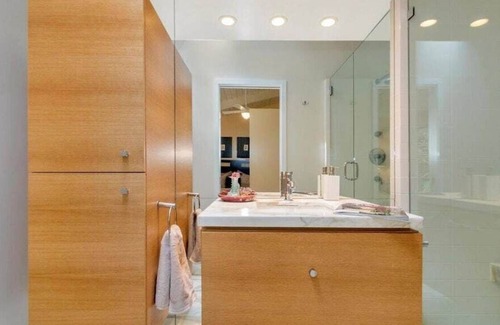 Monterey Ter Casa | Hogar sereno de mediados de siglo en Orinda