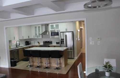 Markham Casa | Serene & Modern ~ 10min to Downtown ~ Yard ~ Pkg!