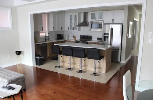 Markham Casa | Serene & Modern ~ 10min to Downtown ~ Yard ~ Pkg!